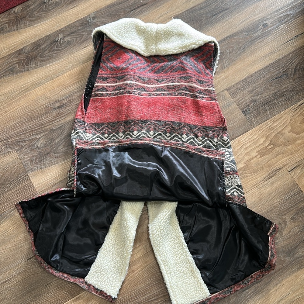 Me Jane vest size Medium Aztec style print with faux Sherpa lining - Picture 11 of 12
